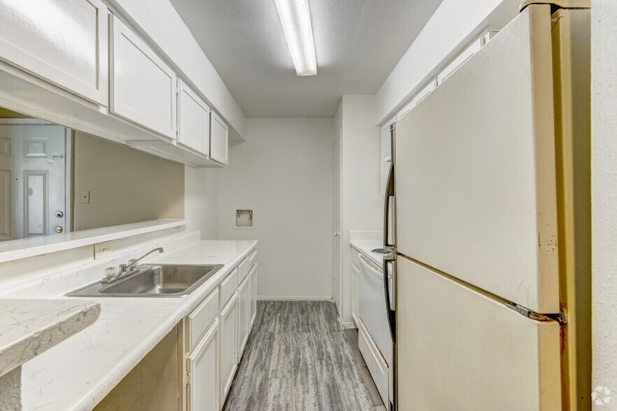2BR, 1BA - 812SF - Kitchen - Retreat on Rosslyn