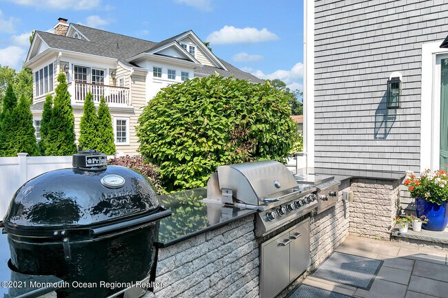 Building Photo - 2211 3rd Ave