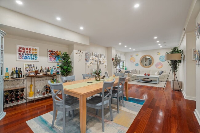 Building Photo - 225 S 18th St