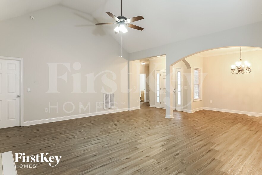 Building Photo - 2215 Charles Towne Ct