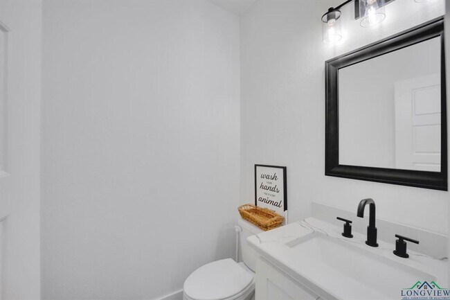 Building Photo - Beautiful 4 bedroom home