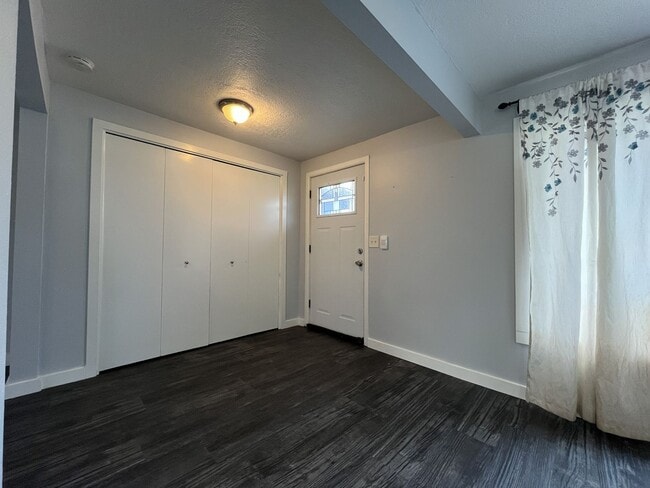 Building Photo - Updated Single-Level 3BD/2BA Home with Stainless Appliances, Expansive Yard & Flexible Layout