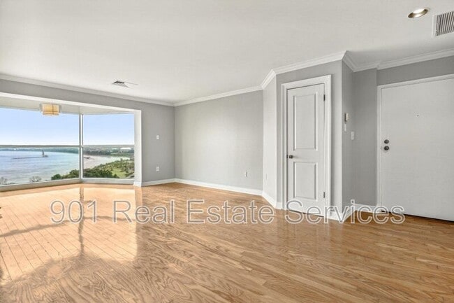 Building Photo - 655 Riverside Dr