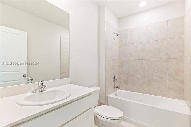 Building Photo - 1032 Champion Ave