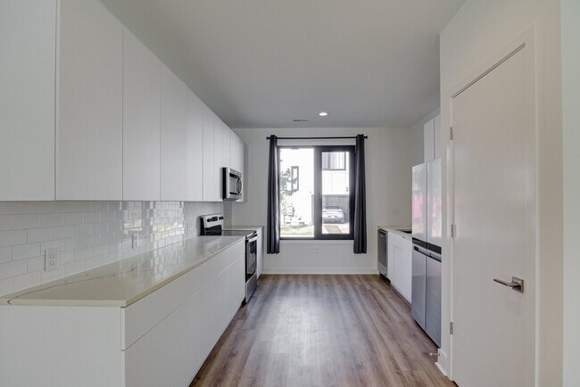 Building Photo - Luxury 3 Bed Townhome in Durham RTP