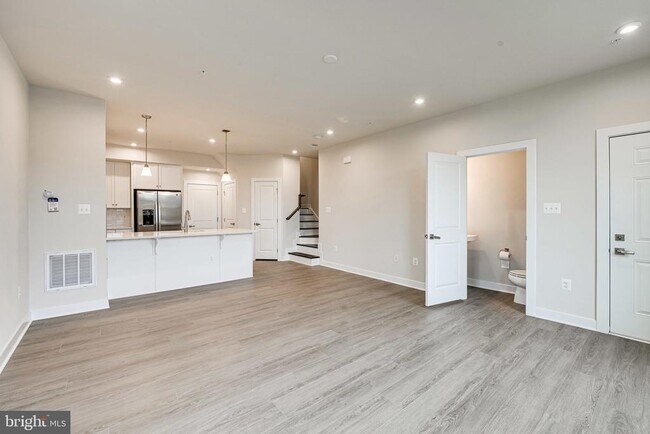 Building Photo - 14055 Sunrise Valley Dr