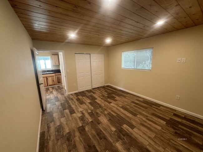 Building Photo - Newly Remodeled 1 Bedroom