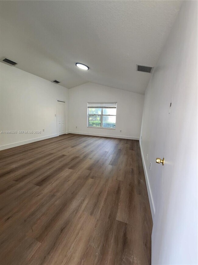 Building Photo - 620 Laurel Ln