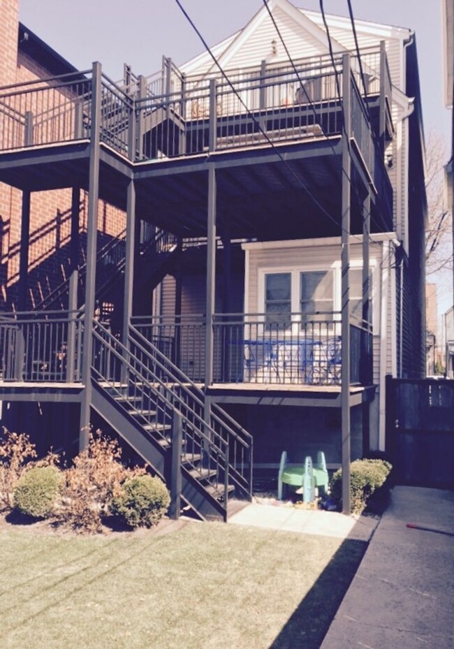 Building Photo - 2724 N Marshfield Ave