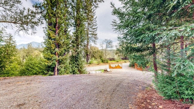 Building Photo - Gated 2 bedroom 1 bath at Pochini Family Farm!