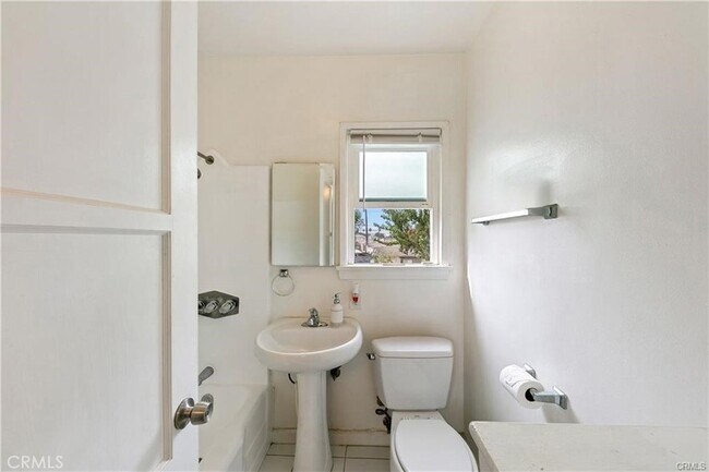 Building Photo - 3907 Edgehill Dr