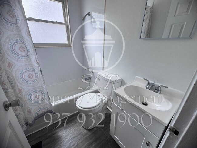 Building Photo - 420 E Siebenthaler Ave