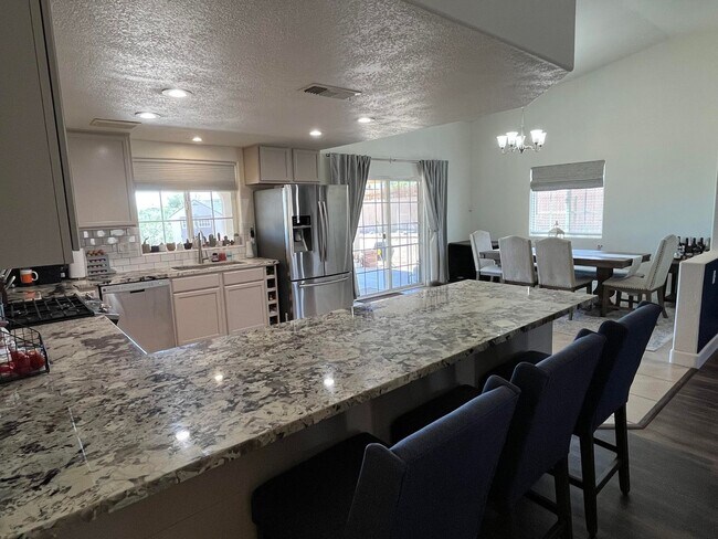 Building Photo - ****Move In Special**** $300 off 1st Month...