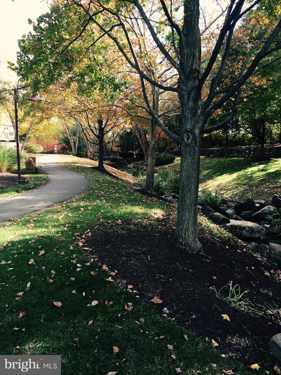 Building Photo - 2701 Summers Ridge Dr