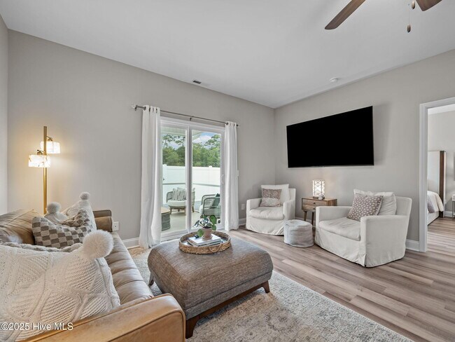 Building Photo - 150 Coastline Cir