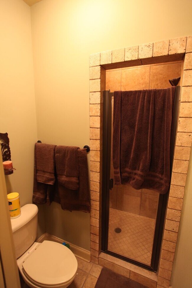 Building Photo - 3 Bed/3.5 Bath Runningvine Townhome Available in August!