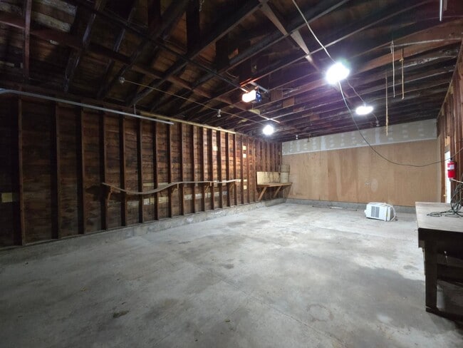 Building Photo - Nice house with a huge garage