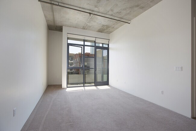 Building Photo - Spacious 2 Bedroom 2 Bathroom at M2i in Do...