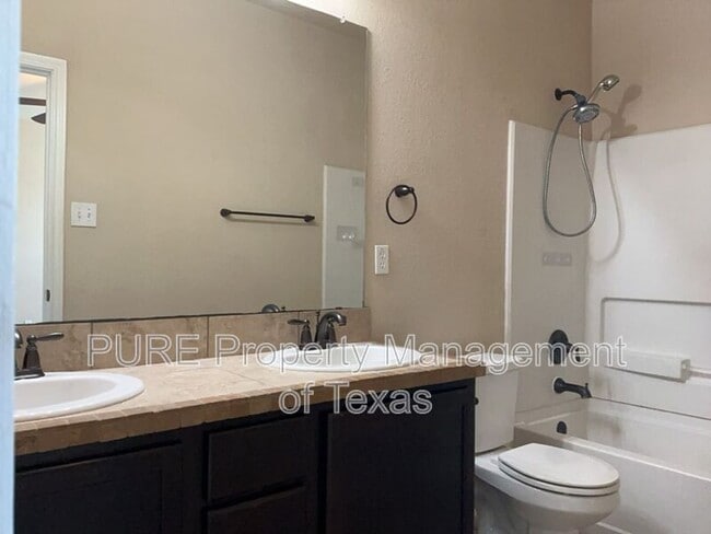 Building Photo - 215 N College St