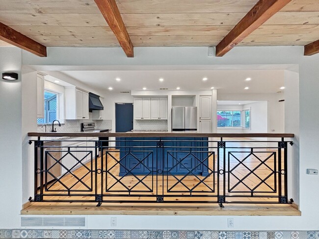 Building Photo - Charming & Spacious 3B/2BA House in La Mes...