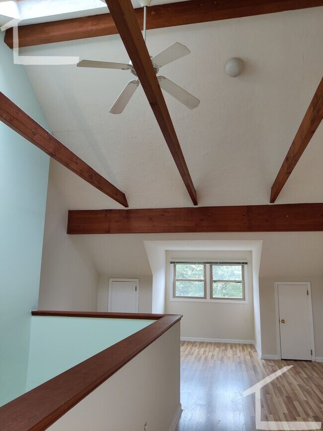 Building Photo - Great Condo-Style 2.5 bedroom Available Feb 1, 2026