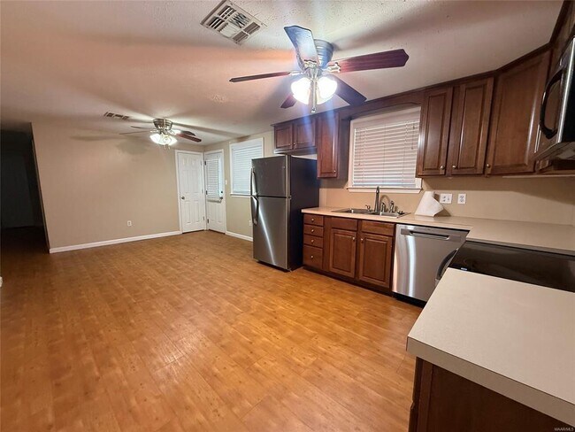 Building Photo - 637 Mimosa Rd
