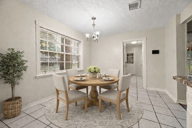 Building Photo - 1103 Suwanee Ln