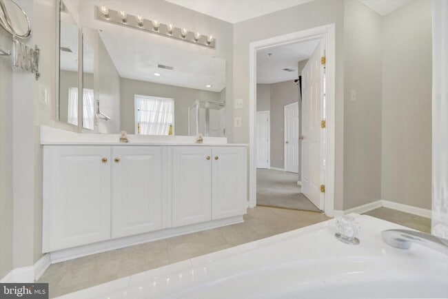 Building Photo - 5032 Finsbury Rd