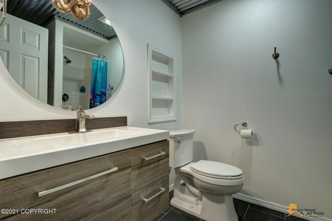 Building Photo - BEAUTIFUL, FULLY UPDATED SINGLE FAMILY HOM...