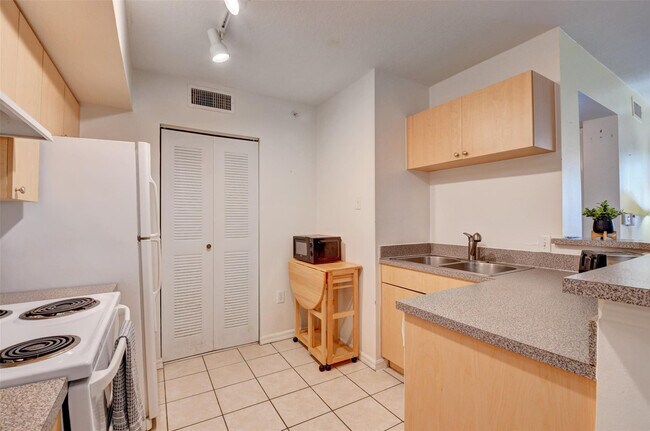 Building Photo - 703 Villa Cir