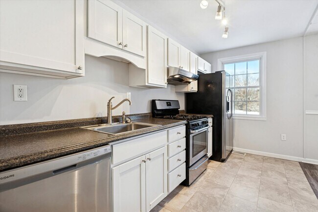 Building Photo - Available Now, Recently Renovated 3BD/1BA Twin in Downingtown Borough!