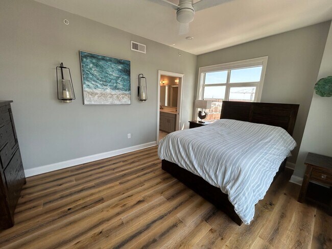 Building Photo - Two bedroom end unit condo with stunning d...