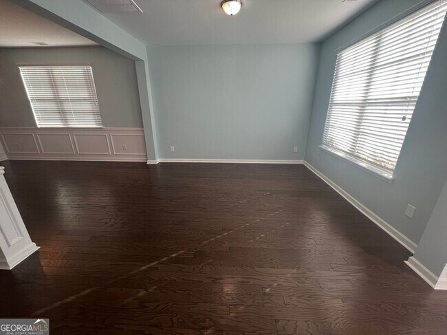 Building Photo - 165 Craines View