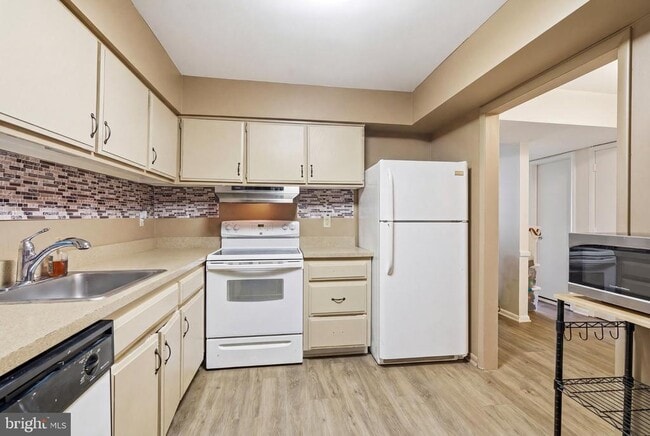 Building Photo - 7 Dennison Dr