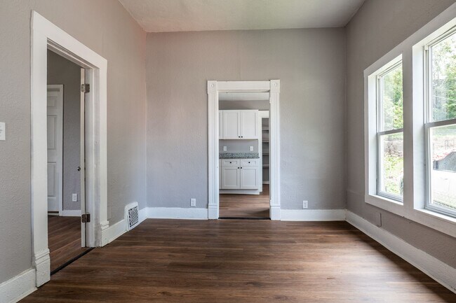 Building Photo - Cozy 2 Bedroom Home in South Omaha!