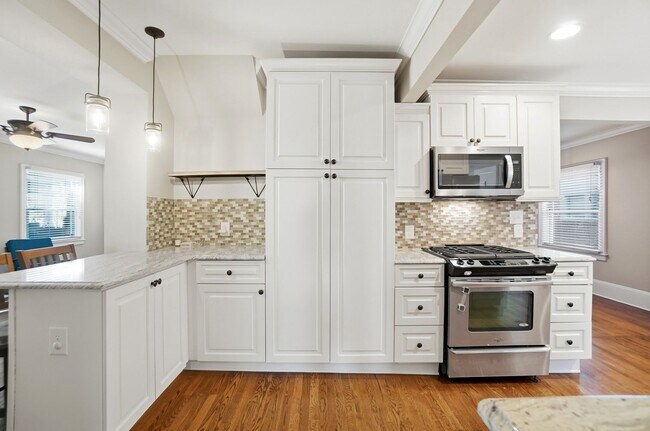 Building Photo - Historic Wesley Heights Home | Walkable to Uptown | 2 Primary Suites