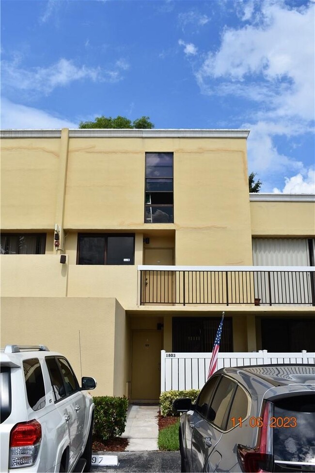 Building Photo - Modern Lakeview Townhouse Near Nova and Br...