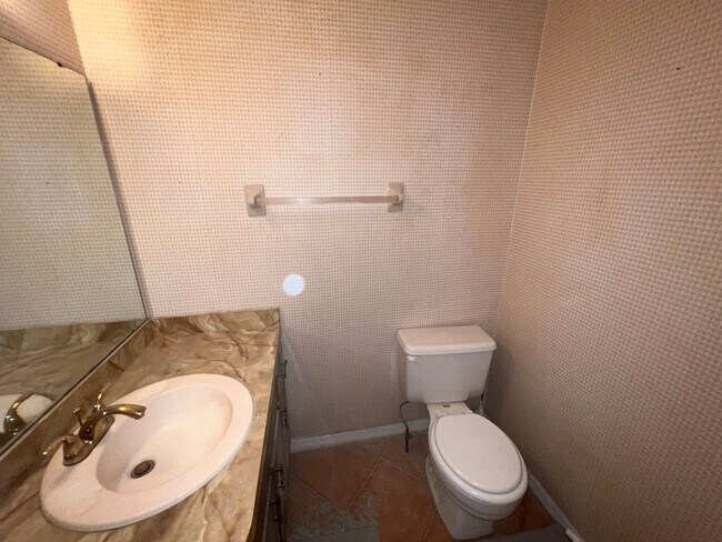 Building Photo - 2 Bedroom 2.5 Bath 2 Story Townhome AVAILA...