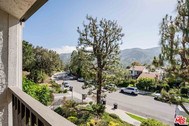 Building Photo - 17083 Palisades Cir