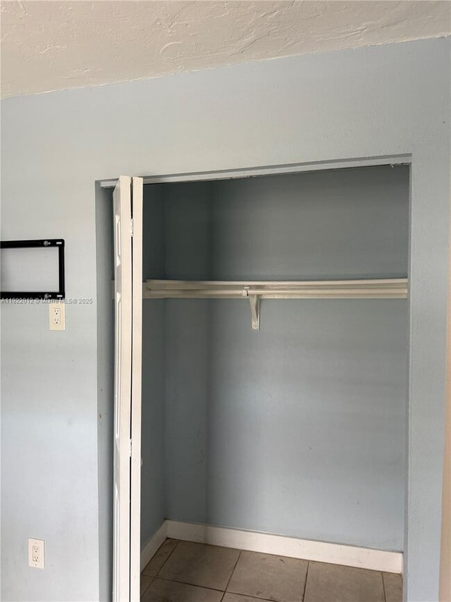 Building Photo - 1542 NW 35th St