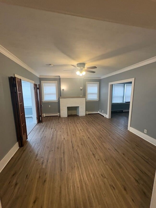 Building Photo - 2405 N Sheridan Rd