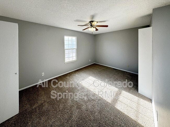 Building Photo - 6680 Parkridge Ct