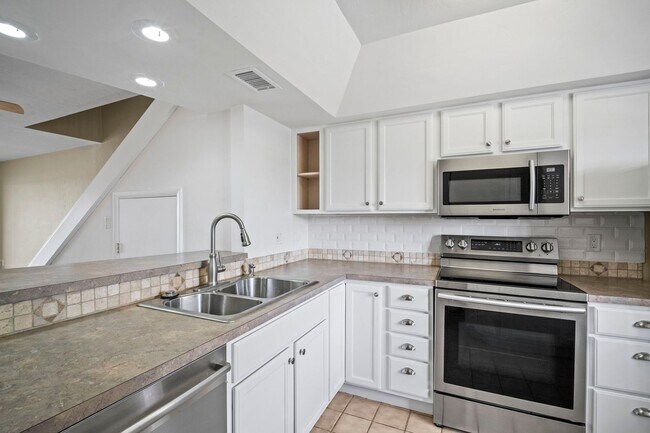 Building Photo - Stunning 2-bedroom, 2-bathroom condo with ...