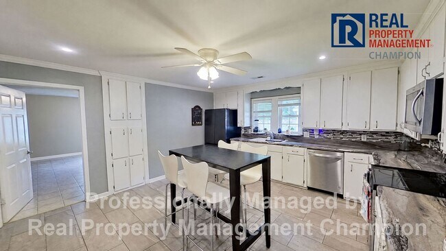 Building Photo - Charming 3 BD/2 BA Home Just 2 Miles from Camp Lejeune Main Gate