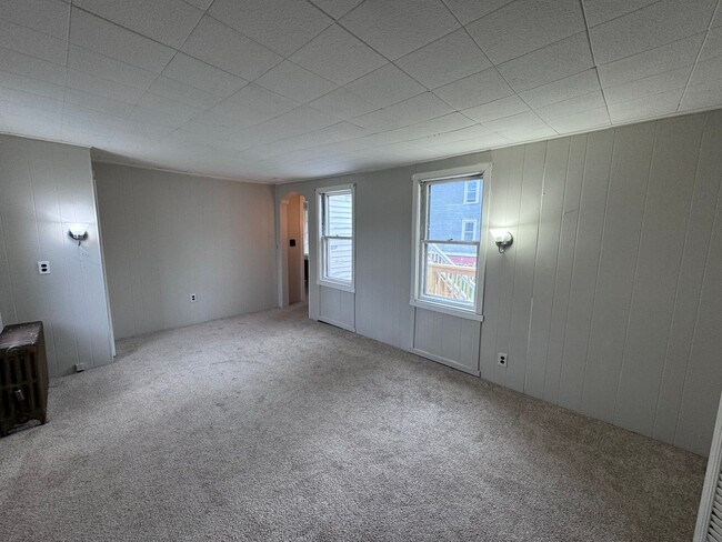 Building Photo - Charming New England 3 Bedroom Apartment, ...