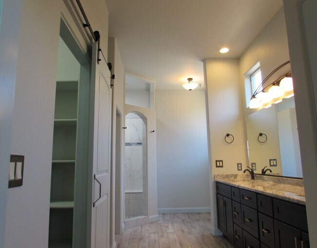 Building Photo - Beautify 3 bed 2 bath home!