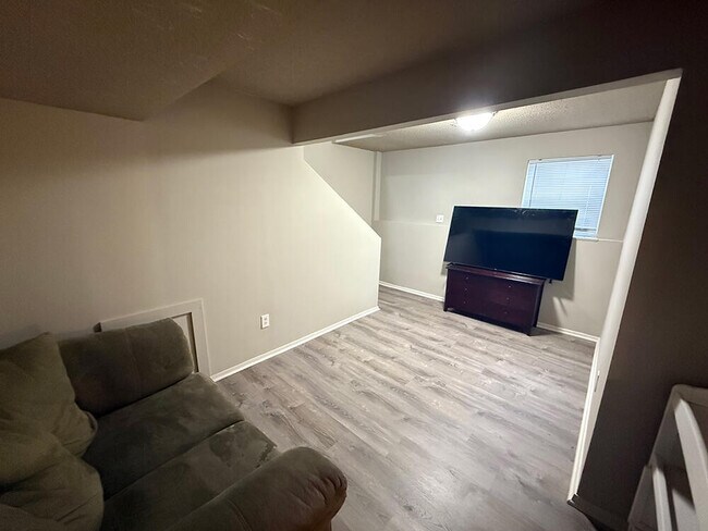 Building Photo - 212 Wheaton Ct