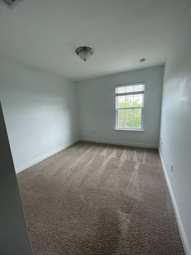 Building Photo - *** MOVE IN SPECIAL! Half OFF 1st Month's Rent!