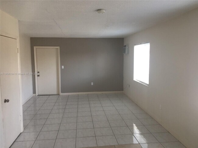 Building Photo - 960 Biarritz Dr
