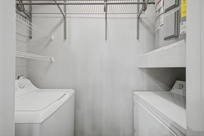 Building Photo - Penthouse-level 1 bed / 1 bath Condo at Bristol on Broadway